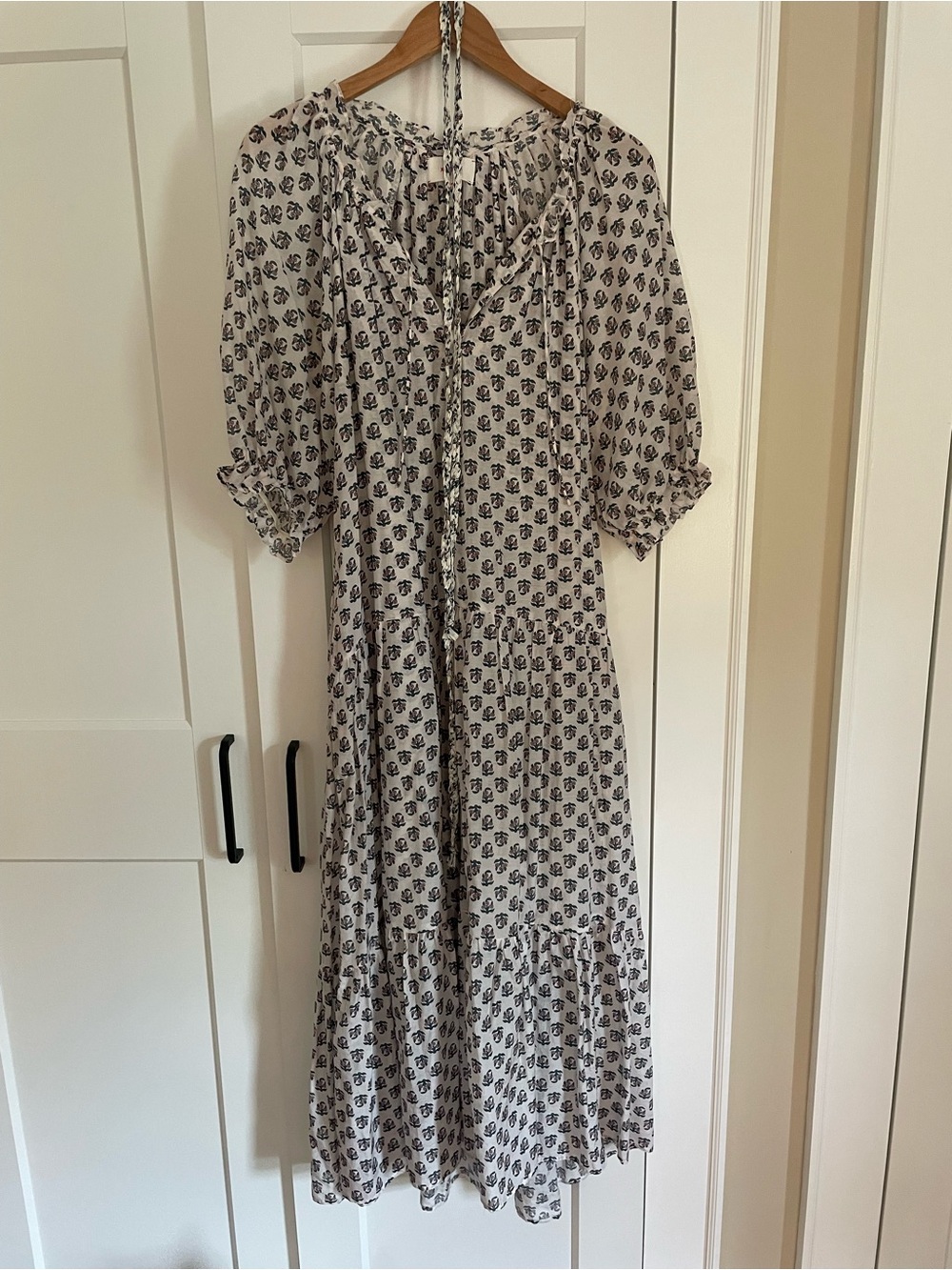 XiRENA White Floral-Print Tiered Midi Dress